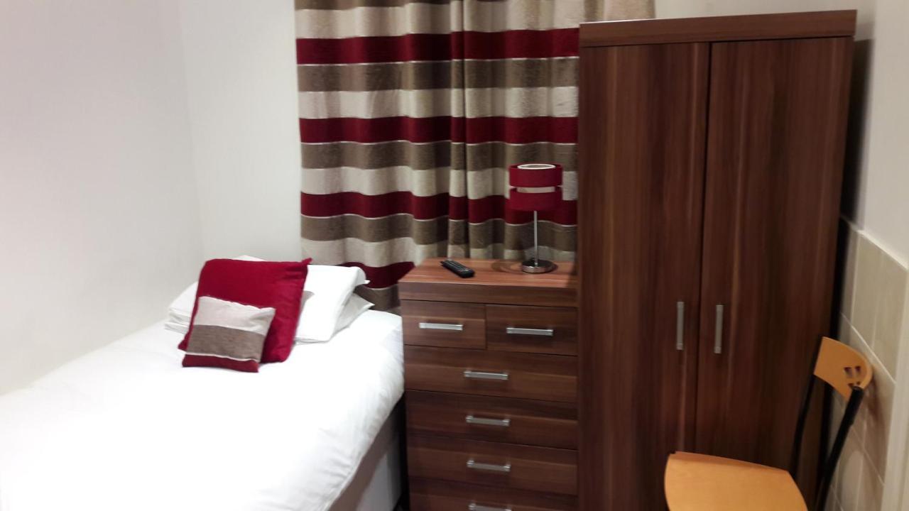 Alexandra Guest House 헤멜헴스테드 외부 사진