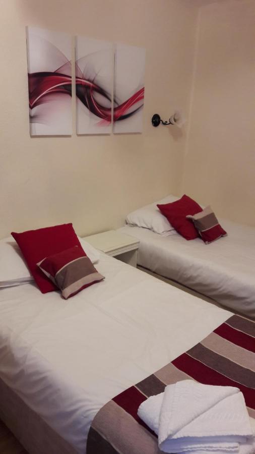 Alexandra Guest House 헤멜헴스테드 외부 사진