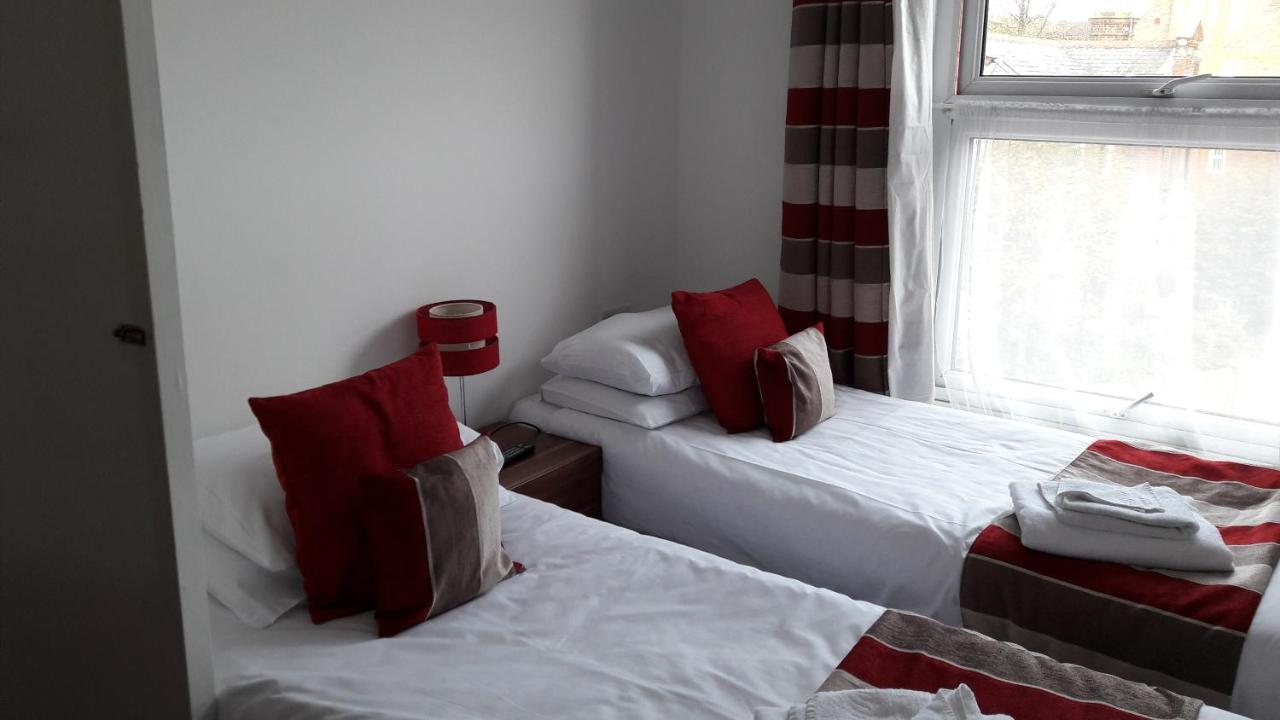 Alexandra Guest House 헤멜헴스테드 외부 사진